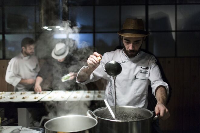 27. Festa do peixe: junta-se peixe e marisco da costa portuguesa com outros produtos locais, uma pitada de experimentação e mexe-se tudo ao ritmo da genialidade de head-chefs e sous-chefs de restaurantes bem conhecidos. Esta é a receita da 3.ª edição do Sangue na Guelra, “o primeiro evento satélite do Peixe em Lisboa”, que se realiza entre 9 e 19 de abril, em Lisboa. www.sanguenaguelra.com