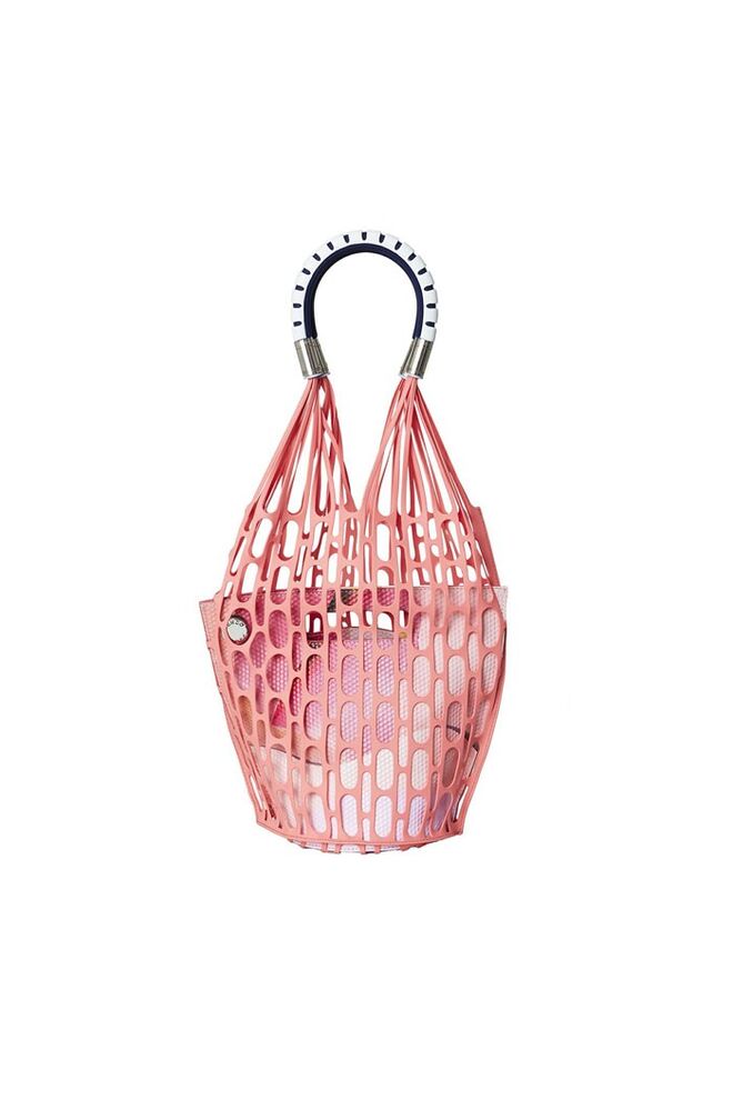 29. É da mistura de estilos e texturas que nasce este original acessório Kenzo: este saco/carteira em pele e silicone (€595) foi um dos acessórios-estrela do desfile primavera/verão da Kenzo, comandada por Humberto Leon e Carol Lim.