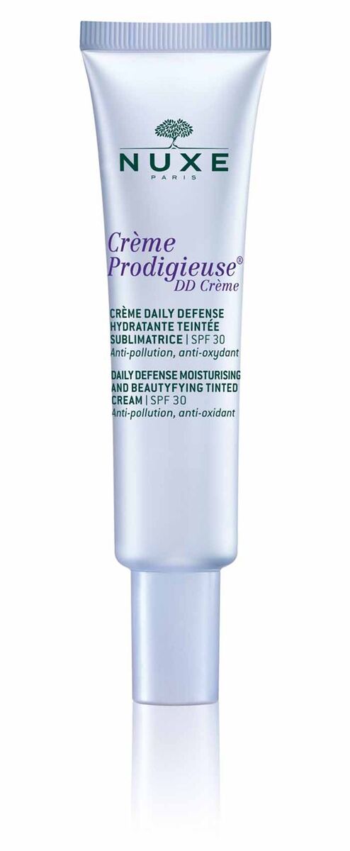O novo DD Cream da NUXE é ideal para o uso diário: protege a pele do stress oxidativo, da poluição e dos raios UV, hidratando-a e reforçando a sua luminosidade. Resiste 12 horas e está disponível em 3 tons. NUXE DD Creme-Prodigieuse, 24,90€