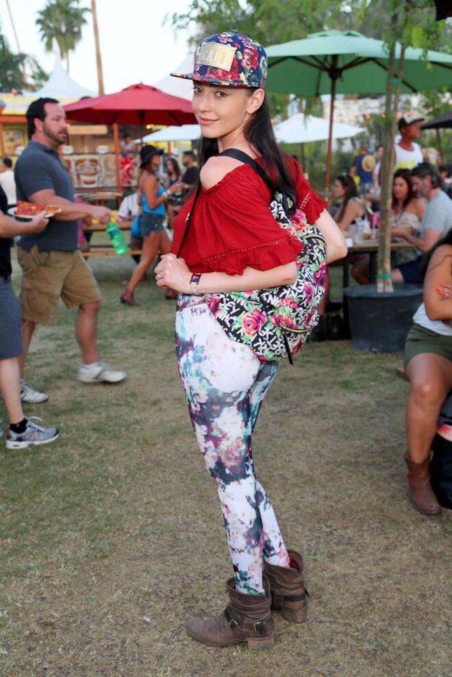 Amelia Zoryan com mochila Betsy Johnson, top American Eagle, leggings Forever 21, e botas Aldo