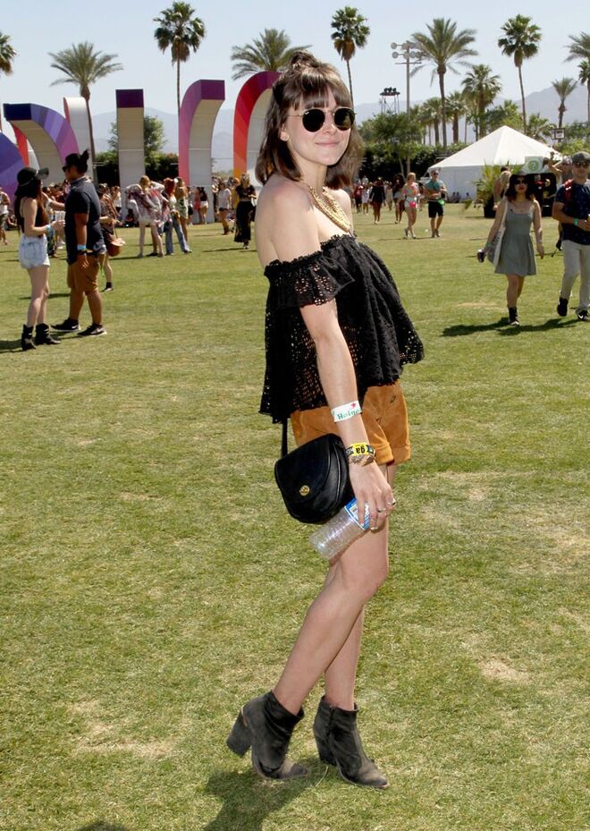 Holly Harweld com top Free People e calções Urban Outfitters