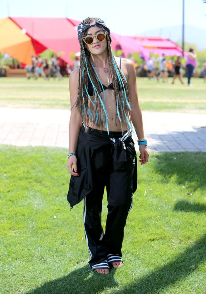 Laura Davis com calções e sandálias Adidas