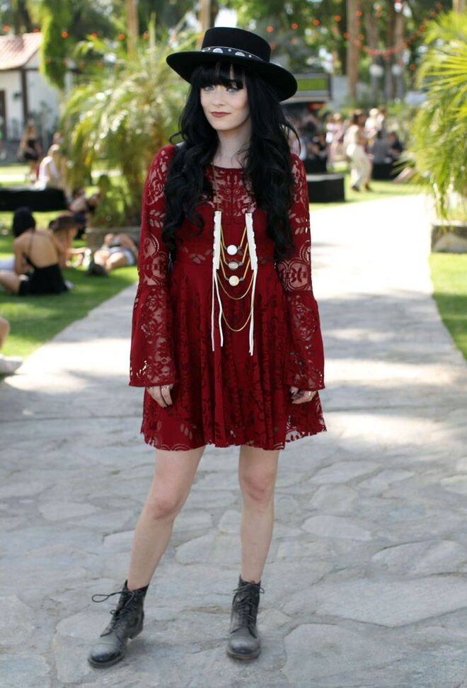 Rachel com vestido Free People, colar em pele Lovee chapéu Baileys