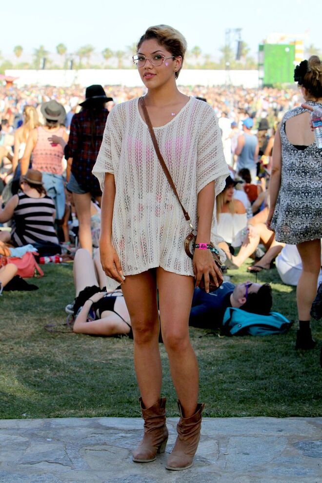 Samantha Felix com óculos e botas vintage