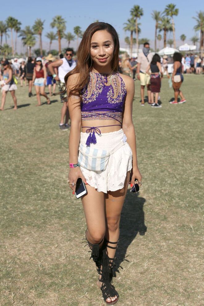 Ava Gutowski veste Free People e sandálias Steve Madden