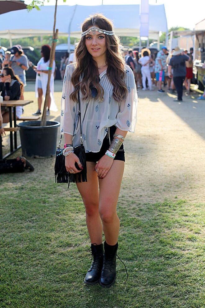 Chloe Rodgers com top ZARA top, acessórios LF e botas Pride