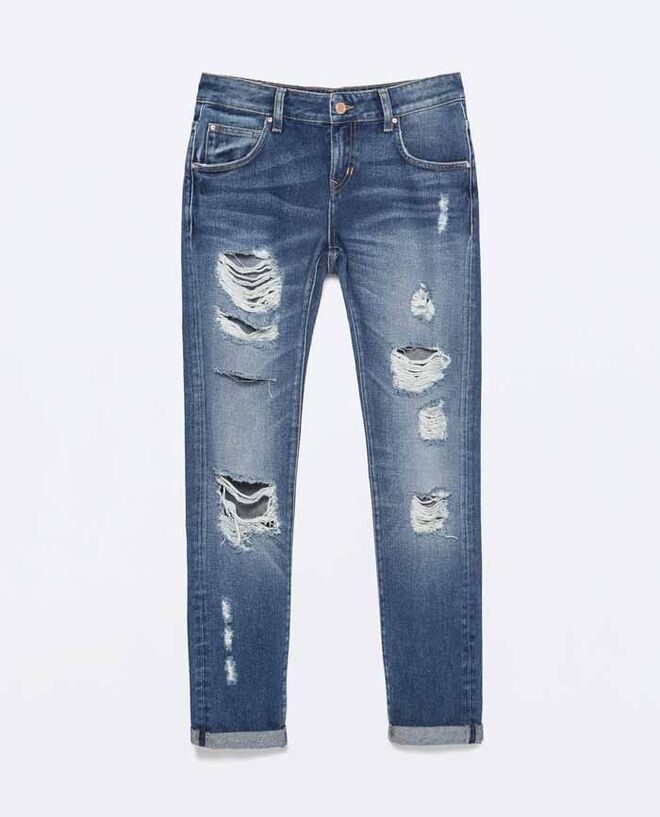 Calças em denim, €29,95, Zara