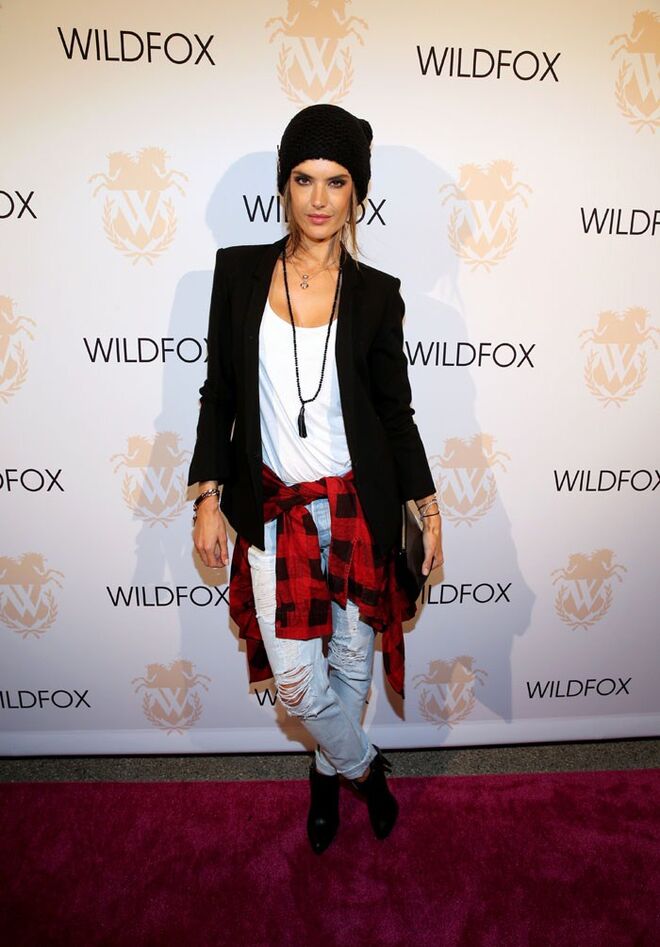 Ao estilo normcore de Alessandra Ambrosio neste look, com uma camisa em padrão tartan à cintura.