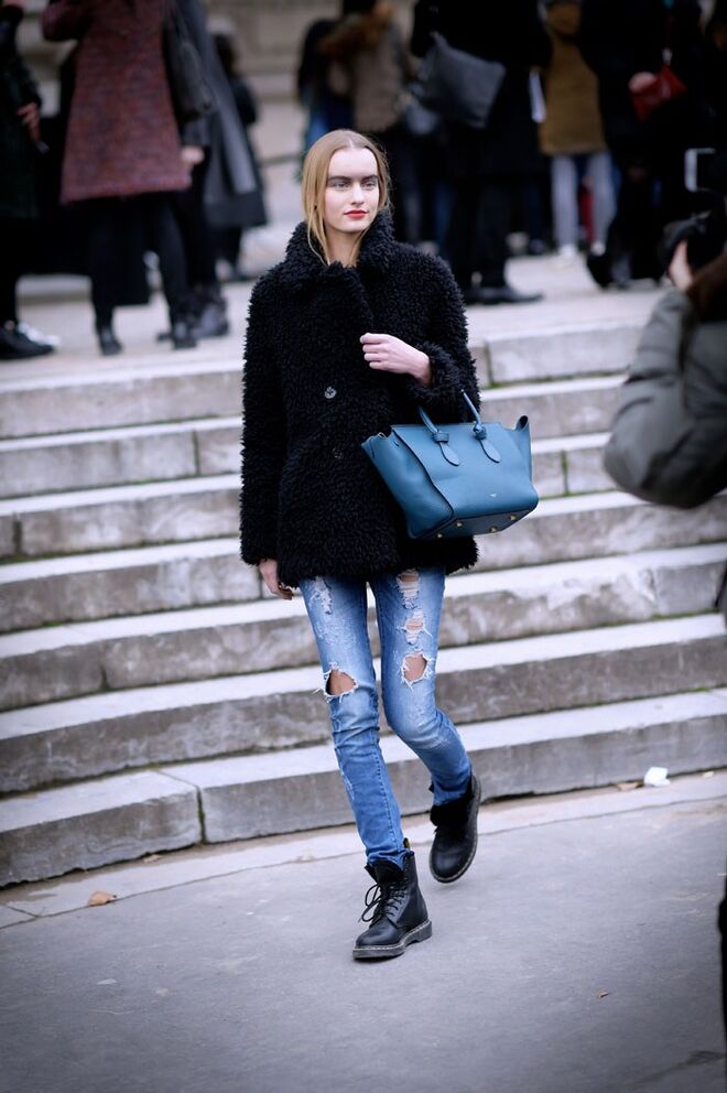 Com um must desta estação, os jeans rasgados, e umas Doc Martens a destacar todo o conjunto.