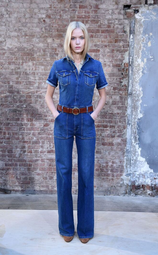 Em estilo boho chic com um jumpsuit em ganga e um cinto largo a valorizar a silhueta.