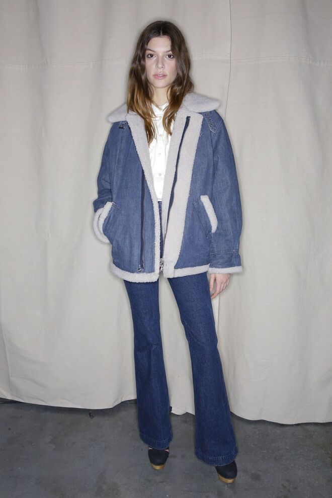 Num casaco com pelo e ganga, em formato maxi.