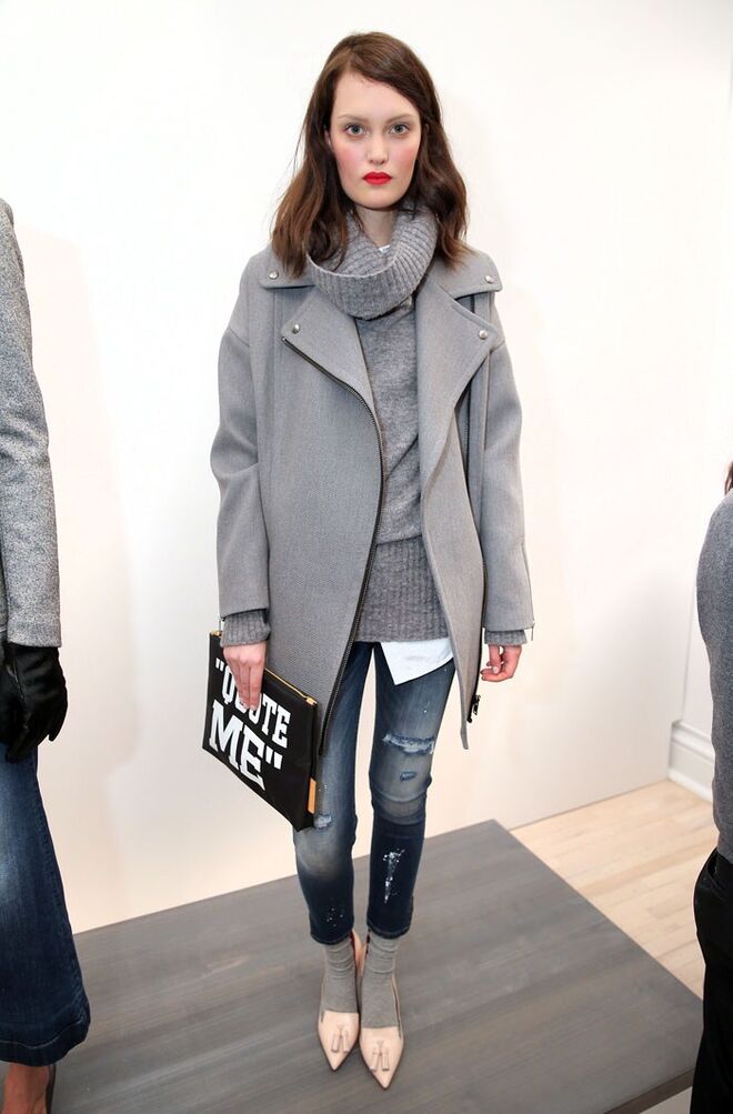 Num par de jeans com meias dentro dos sapatos. Atenção, a escolha do conjunto deve ser cuidadosa ao nível das cores - quanto mais monocromático for o conjunto, melhor.