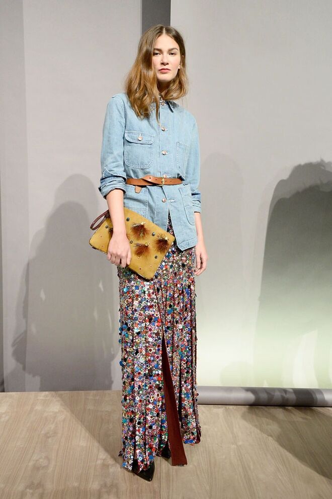 Sobrepor uma camisa a uma saia e marcar a cintura com um cinto. Adornar o look com uma clutch em formato maxi.