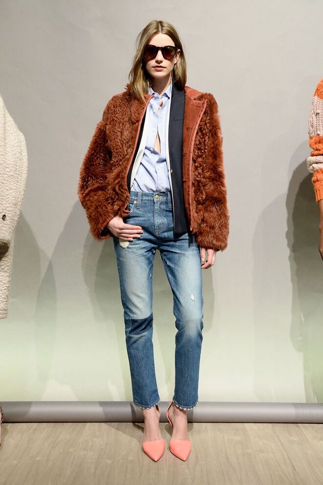 Com o recurso à sobreposição de peças.: uma camisa, um blazer e um casaco em pelo.  A base são os jeans em ganga e o glamour está nos stilettos.