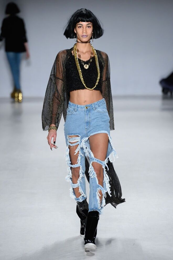 Em ganga rasgada, como na coleção nova da Fig & Viper.