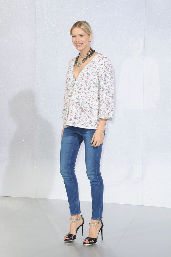 Com uma peça oversize, como bem mostra Elena Perminova.