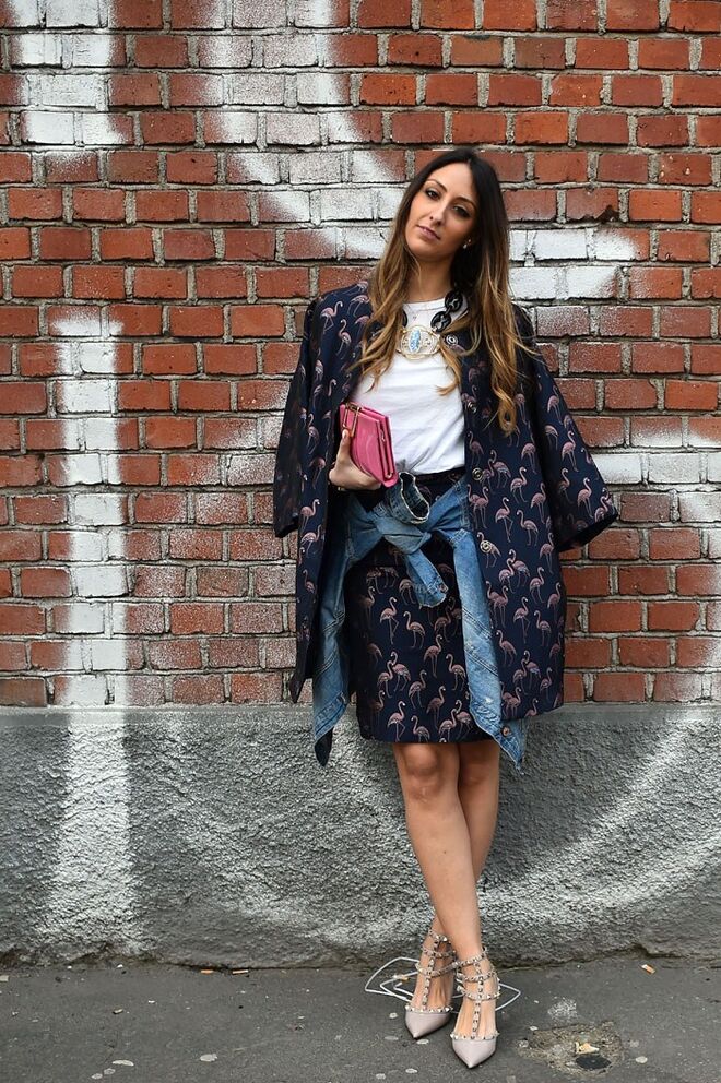 Como acessório statement num conjunto. Aqui, destaca-se a camisa em ganga à cintura.