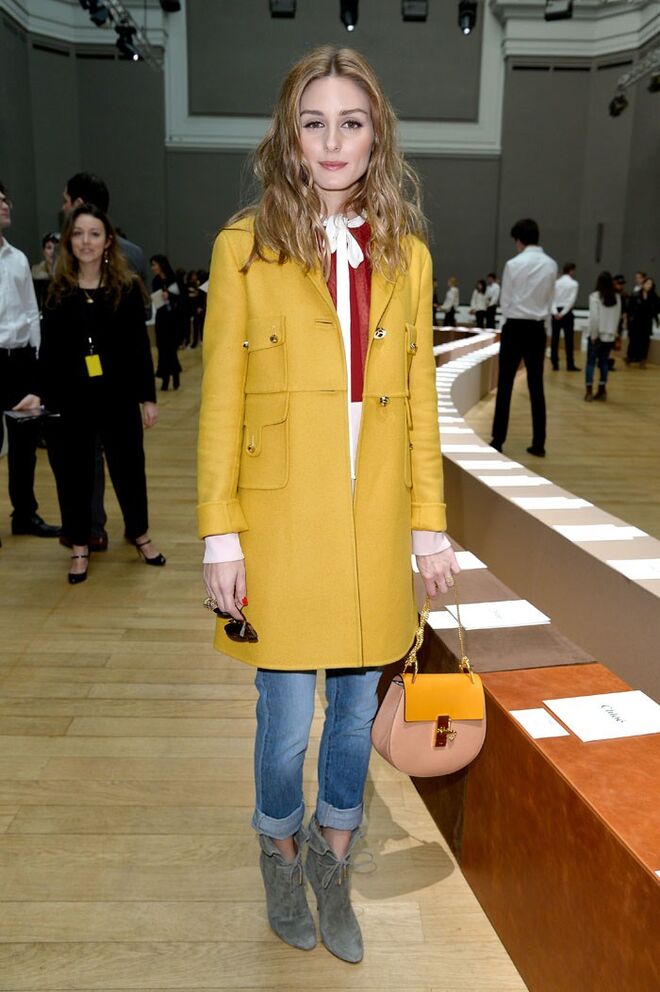 Com um casaco de tons fortes e quentes, para ressaltar a cor natural do denim. Aqui, Olivia Palermo em Chloé.