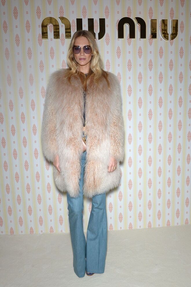 Com um casaco volumoso em pelo, como usa Poppy Delevingne.