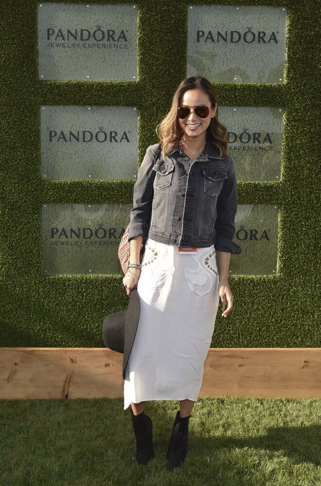 Como Jamie Chung, que optou pela ganga escura e uma saia ao estilo hippie chic.