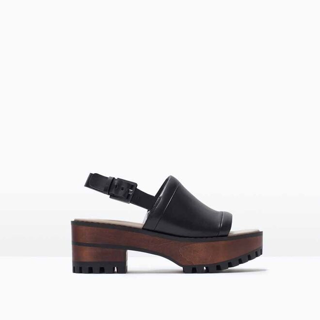 Sandálias em pele e madeira, €59,95, Zara