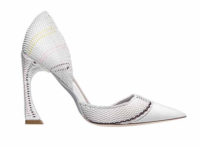 Sapatos em pele e elástico, €950, Dior
