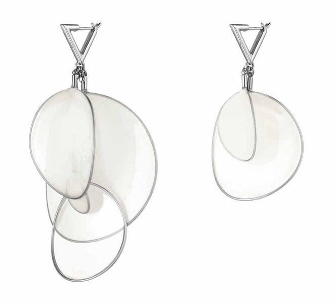 Brincos em aço e madrepérola, €670, Louis Vuitton 