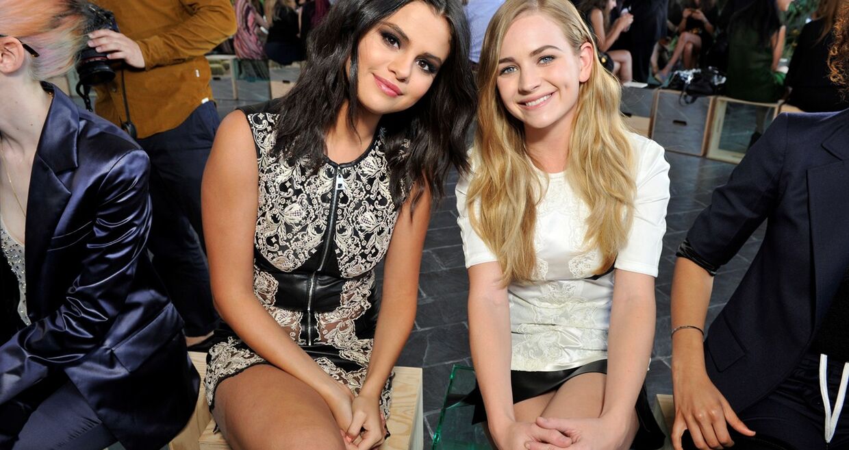 Selena Gomez e Britt Robertson