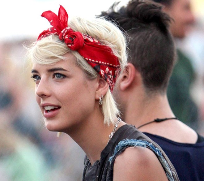 Tendência nos anos 90, bandana retorna à cena fashion em versões  sofisticadas, Moda