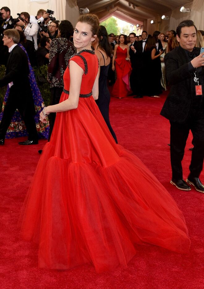 Allison Williams em Giambattista Valli
