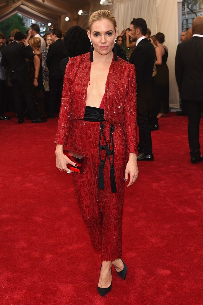  Sienna Miller em Thakoon NY