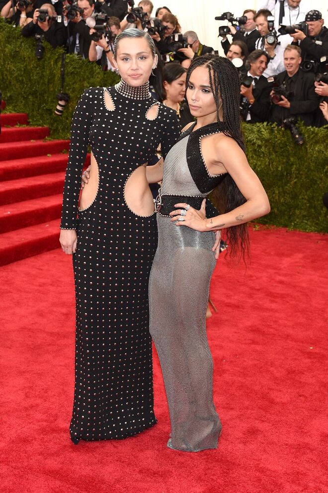 Miley Cyrus e Zoe Kravitz em Alexander Wang