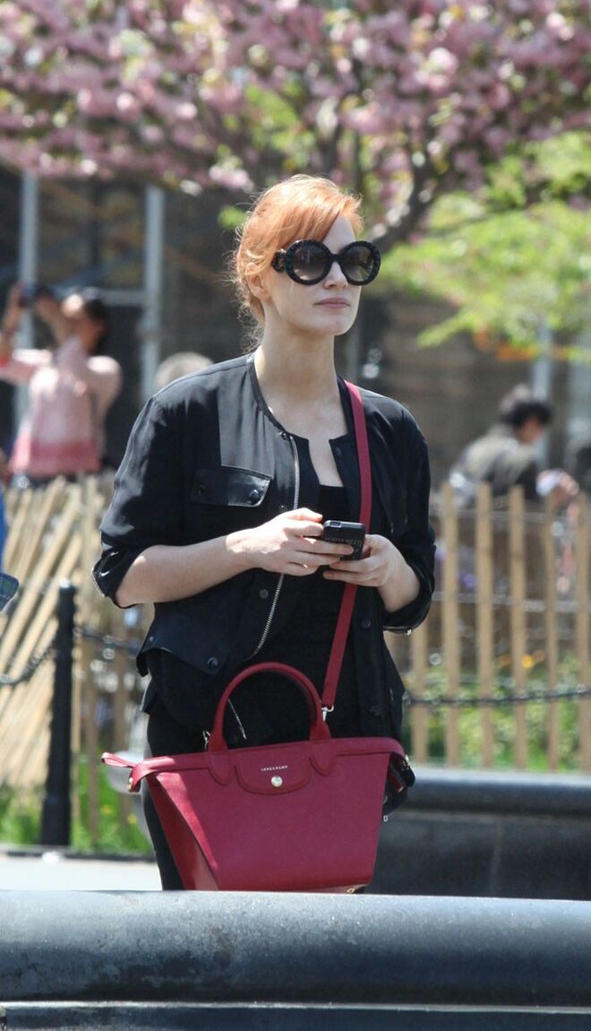 Jessica Chastain com Le Pliage Heritage Carmine
