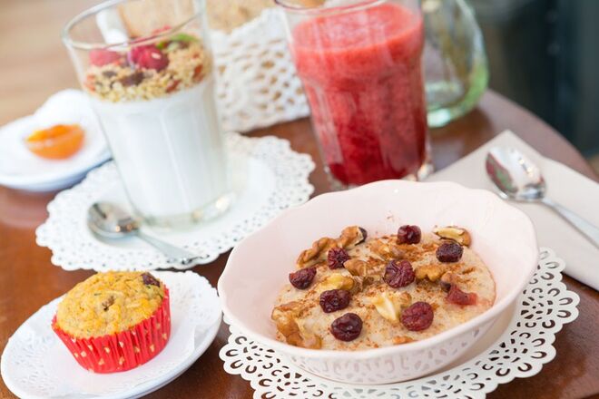 Pequeno almoço à base de sumos e granolas