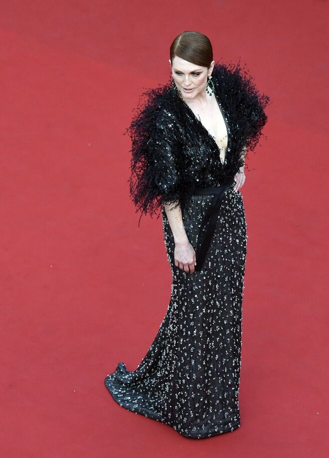Julianne Moore em Armani Privé e joias Chopard