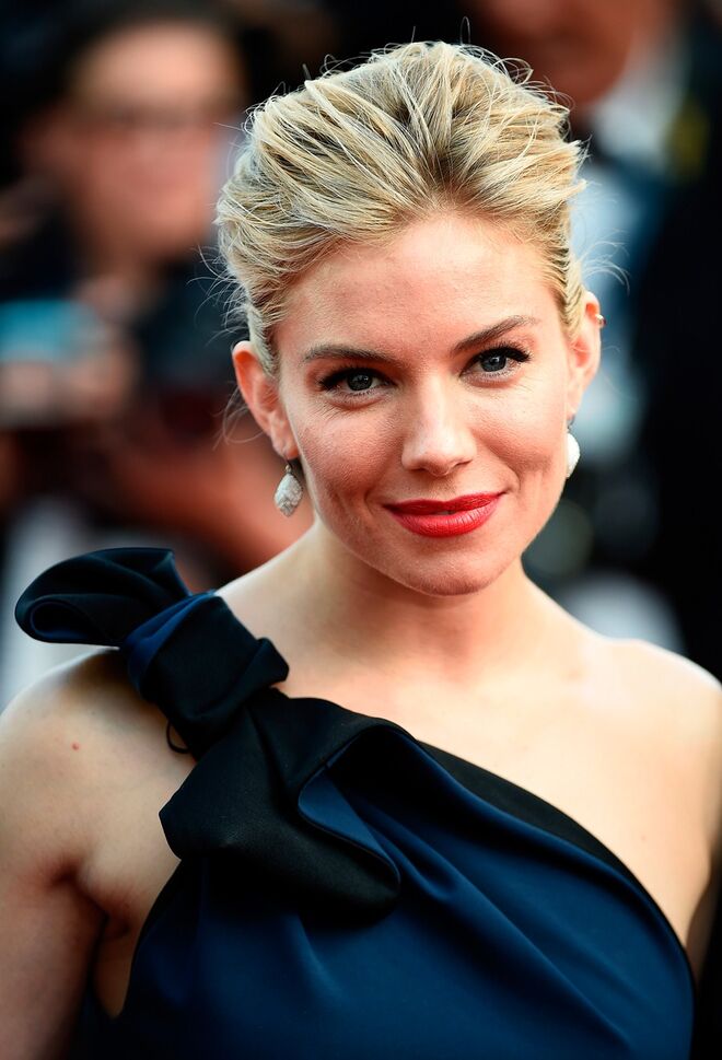 Sienna Miller com brincos Atelier Swarovski 