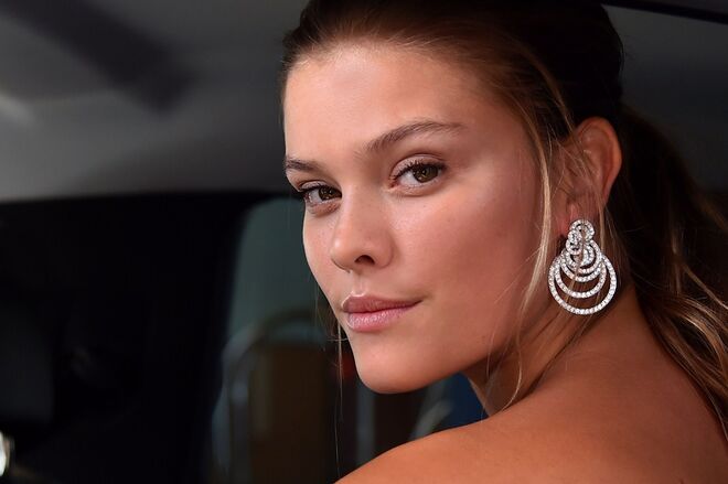 Nina Agdal com brincos De Grisogono