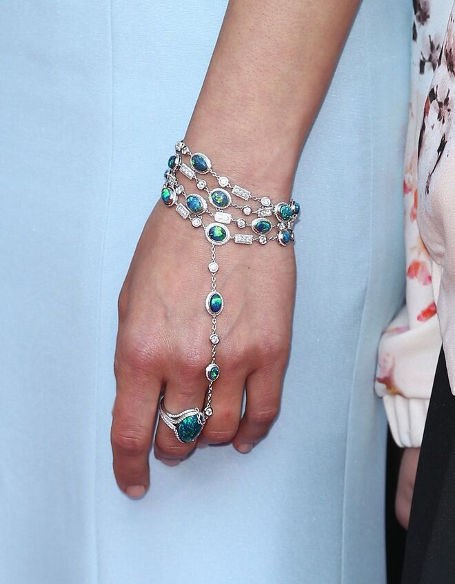  Marion Cotillard com a pulseira que desenhou com a Chopard