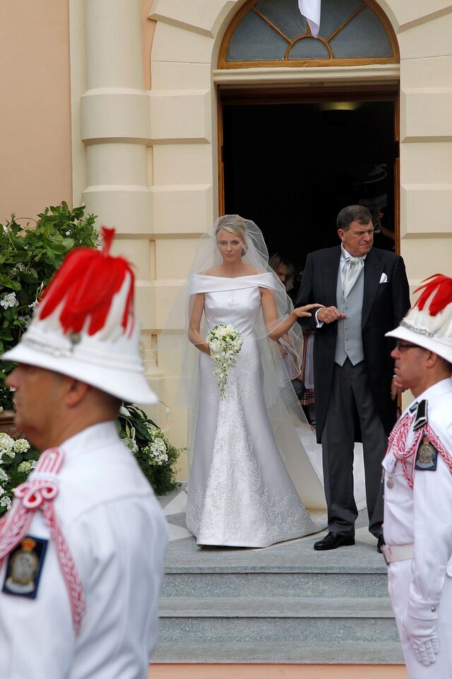 Charlene do Mónaco | Vestido Armani  com 40 mil cristais Swarovski, 20 mil madrepérolas em forma de lágrimas e 30 mil pedras douradas