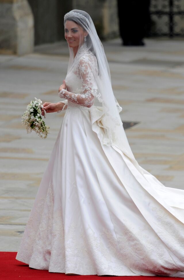 Kate Middleton | Vestido de Sarah Burton para Alexander McQueen com motivos florais;  Véu criado pela Escola Real de Costura