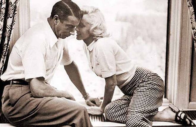 Marilyn Monroe e Joe DiMaggio (com quem foi casada) prometeram deixar flores no túmulo um do outro quando um dos dois morresse. DiMaggio cumpriu a promessa durante 20, com rosas vermelhas 3 vezes por semana.