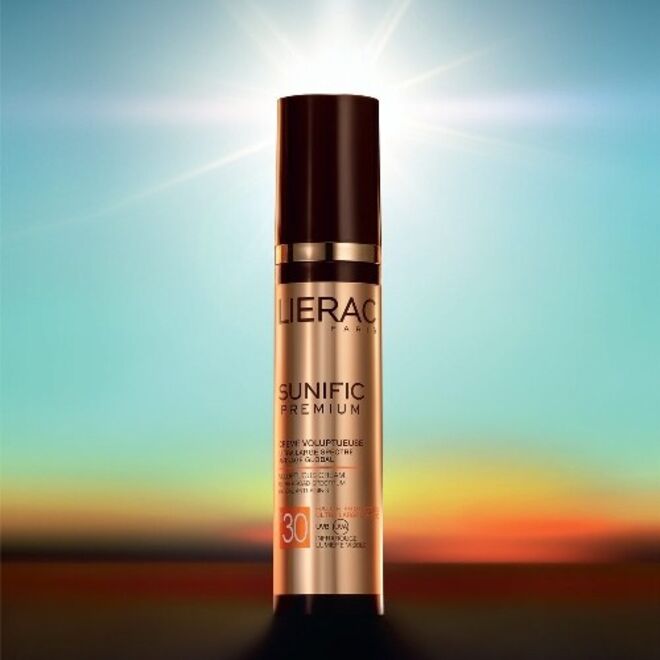 Fórmula anti-idade | Indicado para ser aplicar  30 minutos antes da exposição ao sol, o novo Lierac Sunific Premium previne e corrige todos os sinais de fotoenvelhecimento: rugas, manchas, perda de firmeza e desidratação intensa. A sua ação estimuladora de bronzeado acelera e intensifica o bronzeado de forma progressiva e uniforme conferindo à pele um tom dourado natural. 