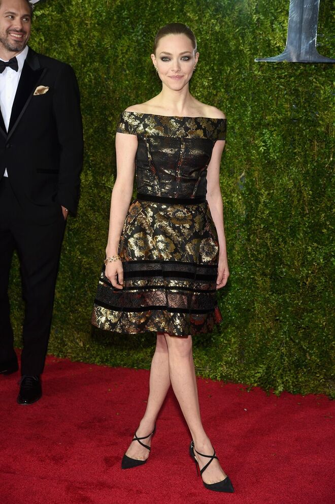Amanda Seyfried, em  Oscar de la Renta com sapatos Louboutin