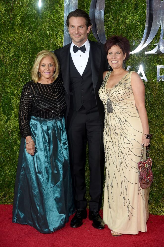 Bradley Cooper em Salvatore Ferragamo com a mãe e a a irmã
