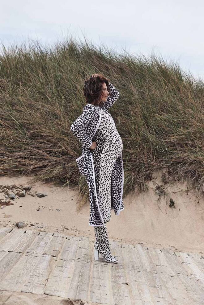 Casaco em algodão e vestido em jersey e seda, Max Mara (preços sob consulta). Botas em algodão e borracha, 485€, Max Mara. Pulseiras em metal com strass, 2360€ (cada), Chanel.