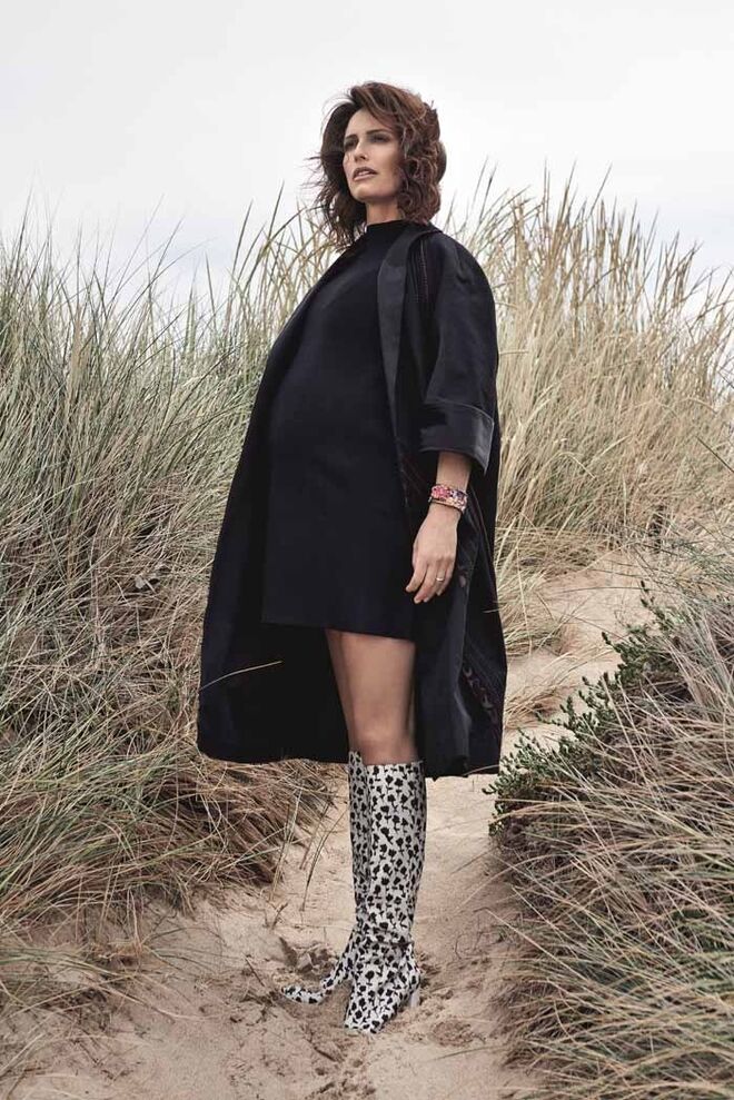 Casaco em algodão, Prada (preço sob consulta). Vestido em jersey, 29,99€, Zara. Botas em algodão e borracha, 485€Max Mara. Pulseiras em metal com strass, 2360€ (cada), Chanel.