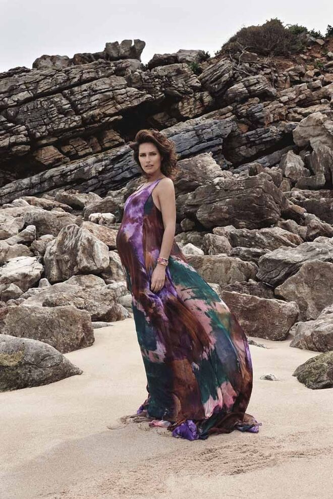 Vestido em chiffon de seda, 2200€, Emilio Pucci. Pulseiras em metal com strass, 2360€ (cada), Chanel.