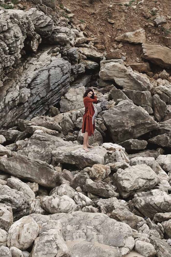 Casaco em lyocel, 59,95€, e vestido em algodão, 29,99€, Zara. Pulseiras em metal com strass, 2360€ (cada), Chanel.