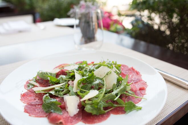 Carpaccio de novilho clássico com lâminas de parmesão e balsâmico 