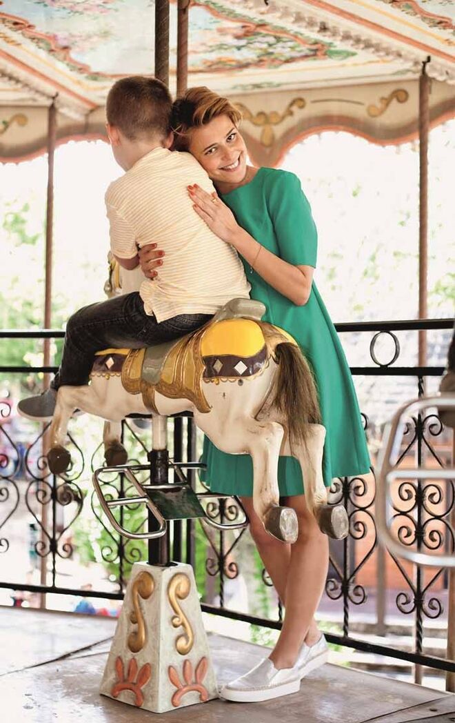 Leonor Poeiras e António | Vestido em poliéster, Benetton, e ténis em pele e borracha, Zara. T-shirt em algodão, calças em denim e ténis em poliuretano, Zara.